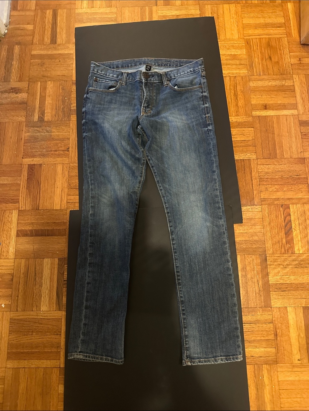 GAP Slim Straight Men's Denim Jeans in Medium Blue Wash